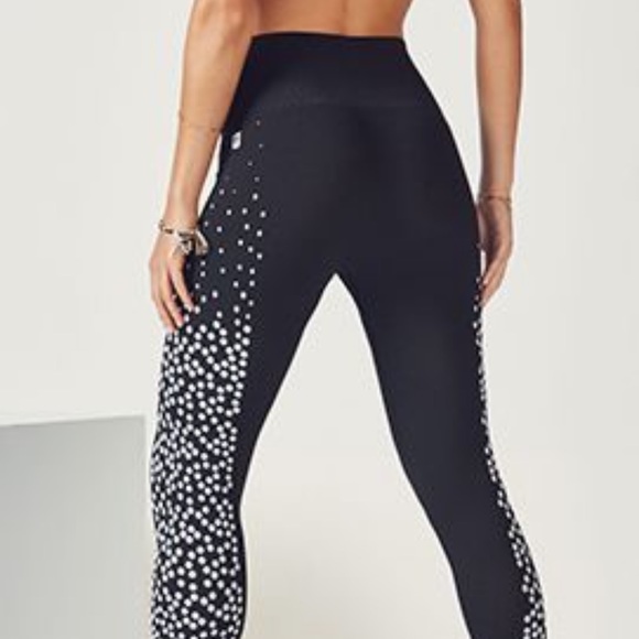 Fabletics Pants - Fabletics Renee seamless capri tight free-form feel. 🌟NWT🌟 womens size Medium
